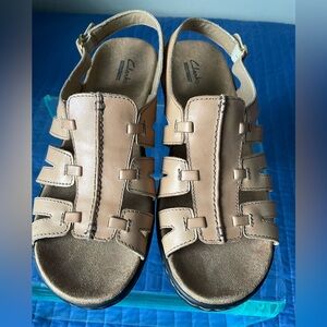 Clarks Collection women's wide width tan leather strappy sling back sandals EUC